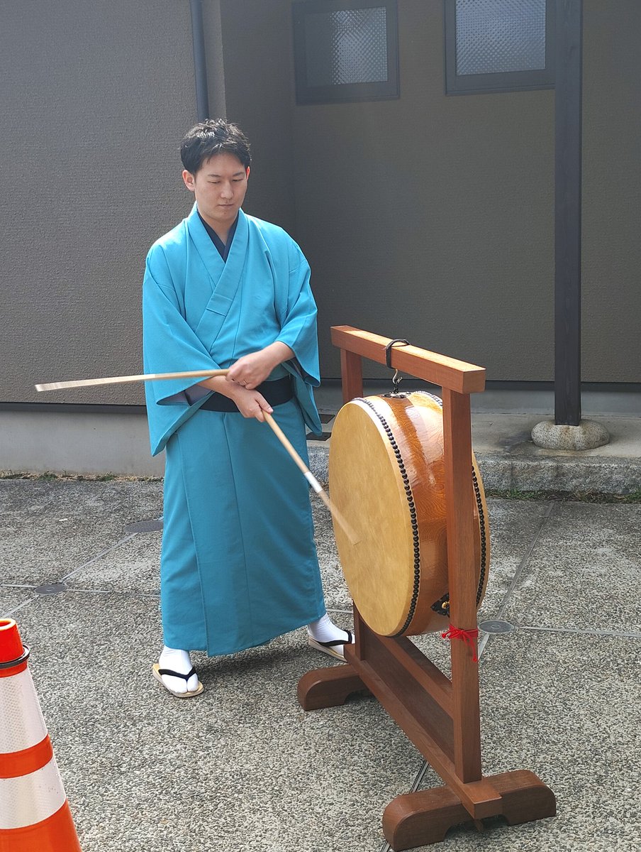 皆様お疲れ様
当日の演目です
楽屋番でお越しの笑福亭笑生さんが旭座の表で約20名様の会場前で並んでいたお客様の前で生の一番太鼓を披露して頂きました