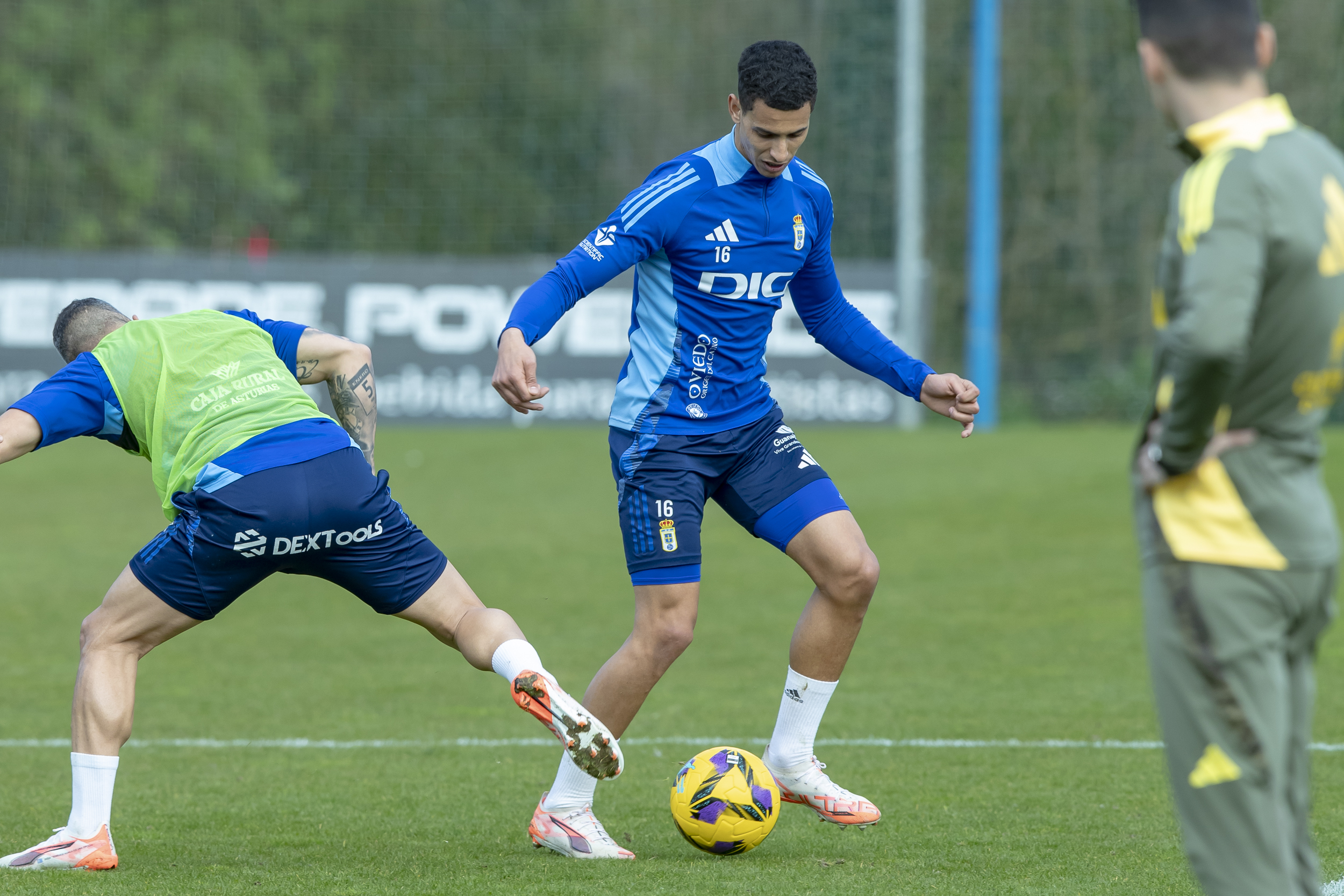 Ilyas Chaira durante un entrenamiento esta semana. Fuente: Real Oviedo. 