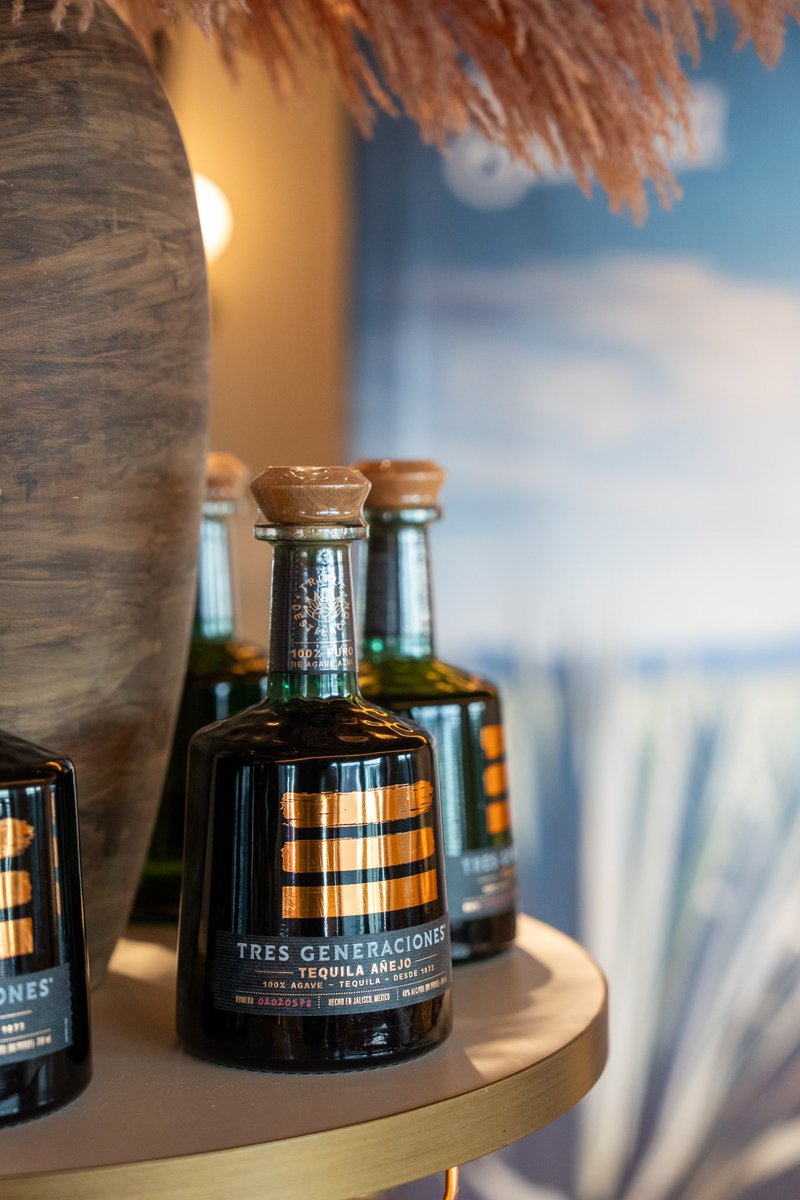 3月25日から発売開始するテキーラ「トレスジェネレーション」ローンチパーティー。
アガベ畑が背景になっている、パネルを作りました！
メキシコ🇲🇽サウザ蒸留所にあるものをイメージ。
このフォトブース大人気！また次のイベントでも活用します^_^