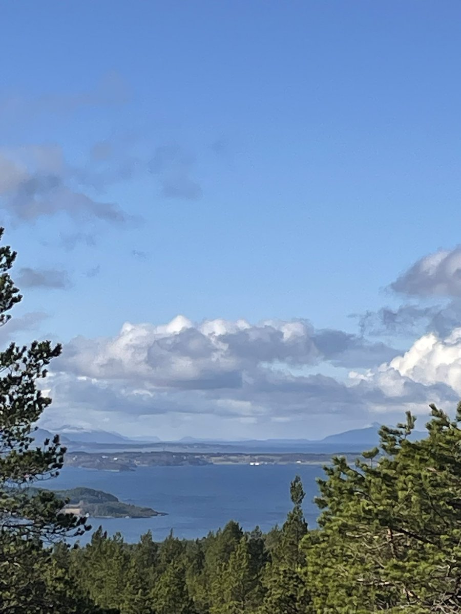 Helsing frå fjorden😃 Dagens trim vart ein ikkje så lang, men heftig motbakketur på dels noko for sleipt underlag. Utsynet er det ikkje noko å seie noko på.