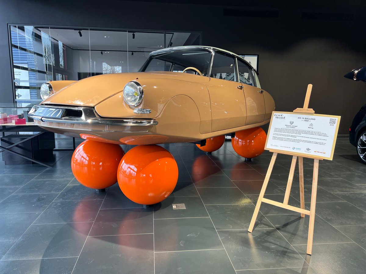 Après avoir été la vedette du salon #Retromobile 2025, la DS BALLONS est actuellement exposée dans un DS Store à Montévrain* (77). Ne manquez pas cette occasion de voir ce magnifique chef-d’œuvre de #design et d’innovation !✨ #DSBallons 
📷DS Store *Marne La Vallée Gueudet 1880