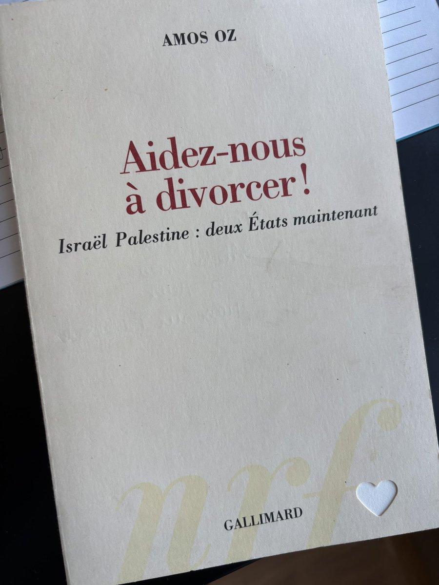 Je viens de découvrir un manifeste d’Amos Oz datant de 2003, intitulée Aidez-nous à divorcer. Il reste toujours pertinent et offre une lecture éclairante du drame israélo-palestinien. Malheureusement, les leçons qu’elle contenait n’ont pas été retenues.