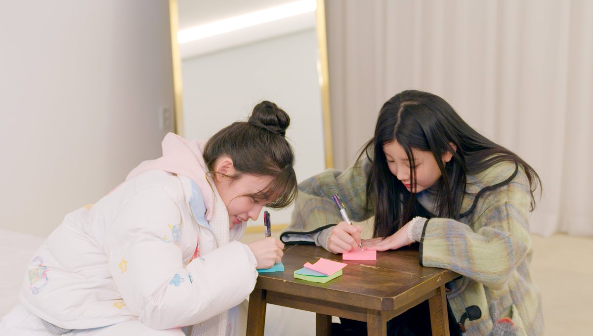 ILLIT_official's tweet photo. 오늘의 #슈일릿 은?
[🔎 스포일릿] EP.13

동생들이 나만 두고 놀러 나가면 어떨 것 같아?
ㄴ보고 싶었지...
언니즈와 동생즈가 밖으로 나간 이유가 궁금하다면?

3월 10일 (월) KST 9:00 PM
<SUPER ILLIT> Coming Soon!

#ILLIT #아일릿
#SUPER_ILLIT #슈퍼아일릿 https://t.co/p5qqY80276
