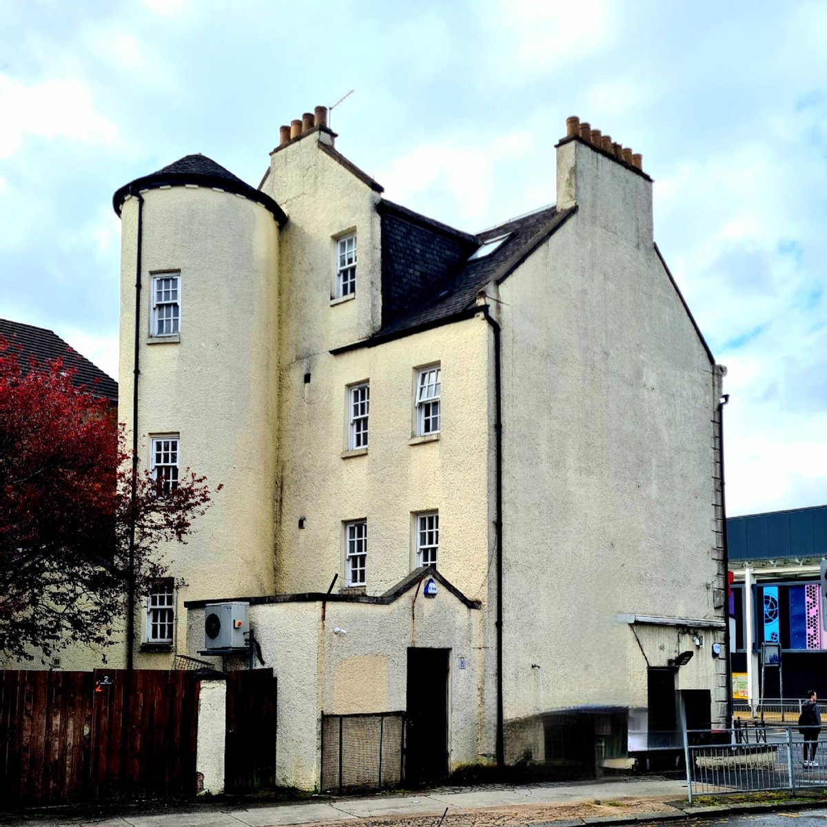 is_glasgow's tweet image. The rear elevation of 374 Gallowgate in the east end of Glasgow. Built around the 1770s, the ground floor of this building is currently occupied by Hielan Jessie, one of the oldest pubs in the city.

#glasgow #arcitecture #buildings #glasgowbuildings #glasgowarchitecture #oldpub