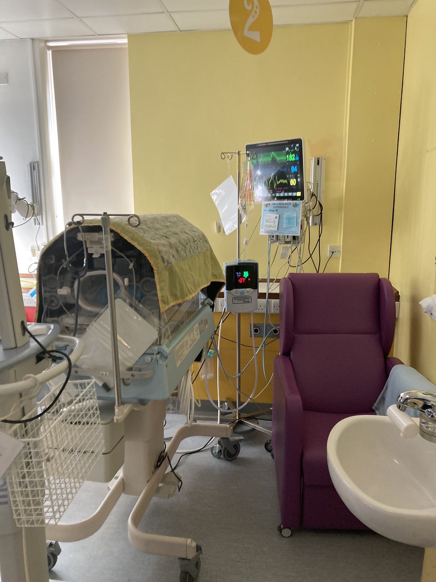 UHS_Neonates's tweet image. This little baby was the 1st baby to move in to room 1. Definitely a bed space upgrade!