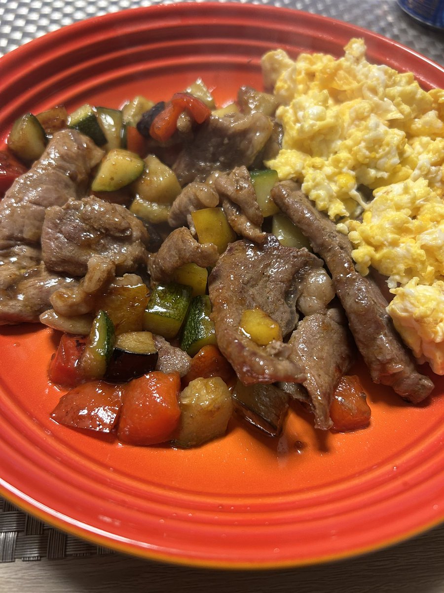 今夜はお肉と野菜の炒め物
そして消費期限が来ちゃった卵でスクランブルエッグを急遽追加👍
#自炊