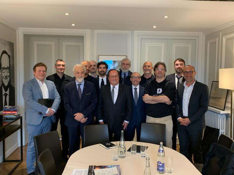 Seb Gouspillou (@sebgouspillou) on Twitter photo Désormais, <a href="/fhollande/">François Hollande</a> sait l’opportunité que représente le Bitcoin mining pour la France 🇫🇷.
Merci à lui et à <a href="/JMCambaceres/">JeanMarie Cambacérès</a> pour cette réunion conviviale et fort constructive. Désormais, <a href="/fhollande/">François Hollande</a> sait l’opportunité que représente le Bitcoin mining pour la France 🇫🇷.
Merci à lui et à <a href="/JMCambaceres/">JeanMarie Cambacérès</a> pour cette réunion conviviale et fort constructive.