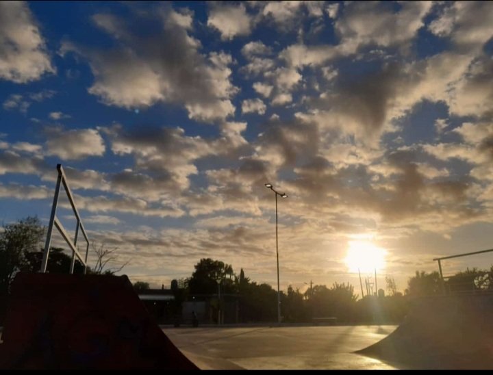 PiikyCarp's tweet photo. L U N E S 

#cielo #paisaje #amanecer #mañana #lunes #viral 
#comienzo de semana
#BuenosDías #buenlunes https://t.co/orMIic4ekF