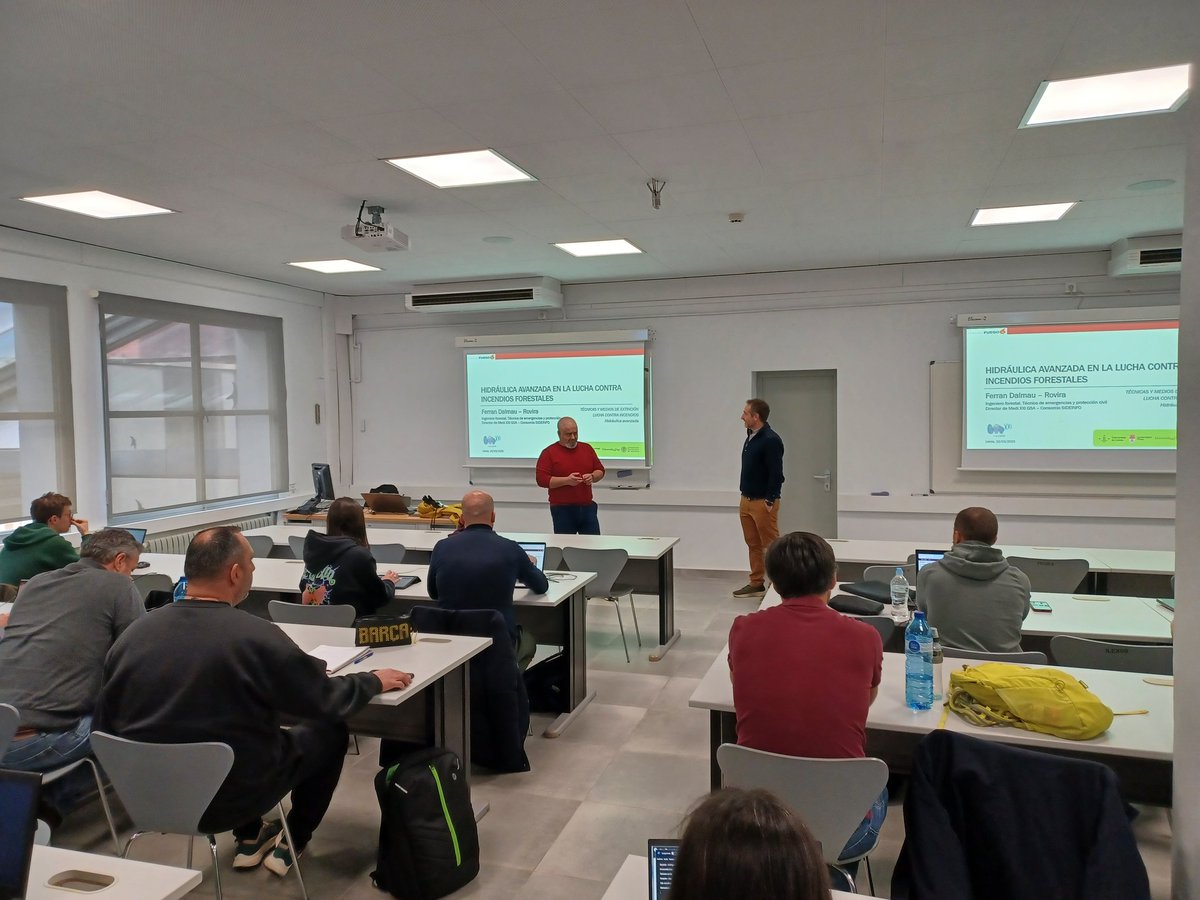 MásterFUEGO <a href="/masterFUEGO2022/">másterFUEGO</a> asignatura TECMED (técnicas y medios extinc.) tras ESTTAC [Estrategias y tácticas] del 1er semestre. Tipos de ataque [4] y uso técnico 🔥 (Rx extinción) x @DM_MOLINA_T y ahora hidráulica avanzada x <a href="/ferrandalmau78/">Ferran Dalmau - Rovira</a>
Asignatura coordinada x <a href="/rescodedios/">Víctor Resco de Dios</a>