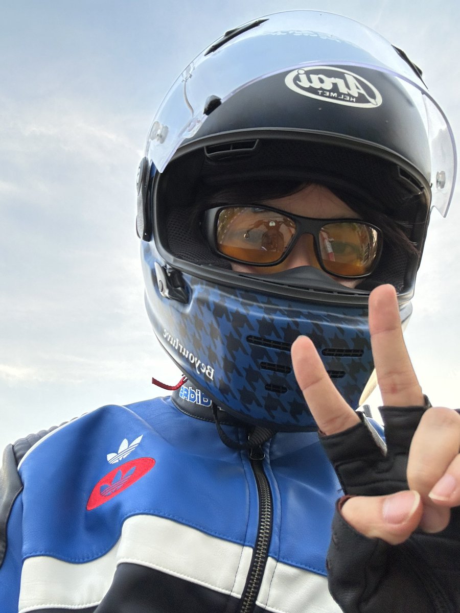 JakeB4rever's tweet image. หมวกกันน็อคสวยมาก แค่นั่นแหละ 💙😎