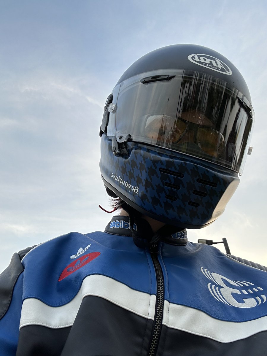 JakeB4rever's tweet image. หมวกกันน็อคสวยมาก แค่นั่นแหละ 💙😎