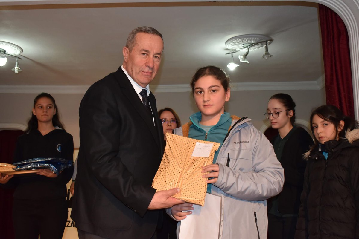 rizepazarbel's tweet photo. 10 Mart kurtuluş günü kutlamaları, Pazar 10 Mart Mesleki ve Teknik Lisesi öğrencilerinin gösterileriyle devam etti. 

Gösterilerin ardından Belediye Başkanımız Neşet ÇAKIR, 10 Mart Kurtuluş günü için düzenlenen yarışmada dereceye giren öğrencilere hediyelerini takdim etti. https://t.co/4NJpLQMdzN