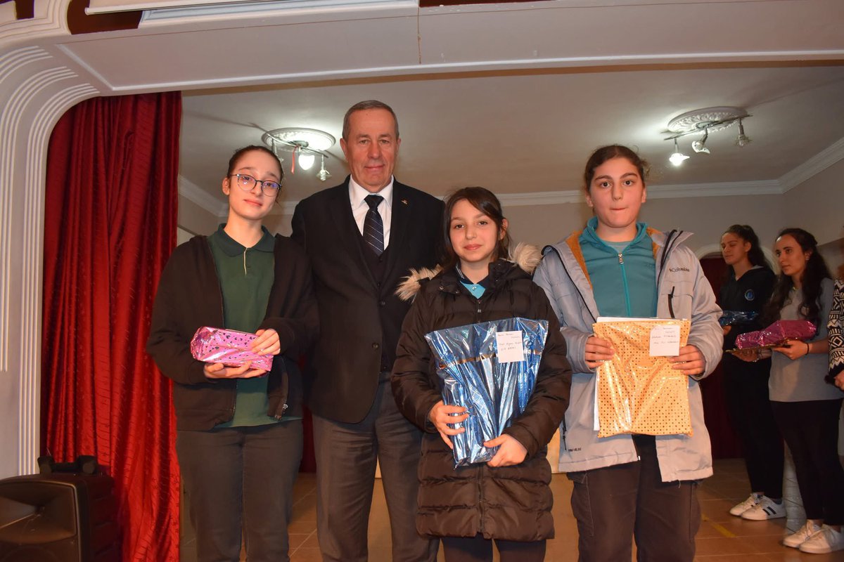 rizepazarbel's tweet photo. 10 Mart kurtuluş günü kutlamaları, Pazar 10 Mart Mesleki ve Teknik Lisesi öğrencilerinin gösterileriyle devam etti. 

Gösterilerin ardından Belediye Başkanımız Neşet ÇAKIR, 10 Mart Kurtuluş günü için düzenlenen yarışmada dereceye giren öğrencilere hediyelerini takdim etti. https://t.co/4NJpLQMdzN