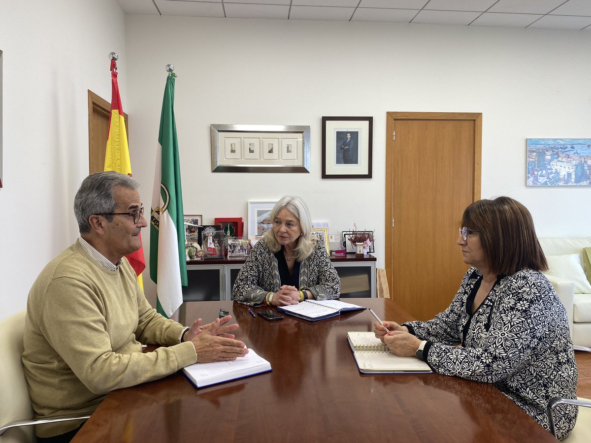 La delegada del Gobierno <a href="/MercedesColomb1/">Mercedes Colombo</a> se reúne con la presidenta de la Asociación <a href="/Adacca1/">Daño Cerebral Adacca Cádiz</a> Ana María Pérez y el secretario, Ángel Sánchez, para abordar cuestiones como los actos y actividades previstos por el 25 aniversario de la Asociación de Daño Cerebral Adquirido de Cádiz