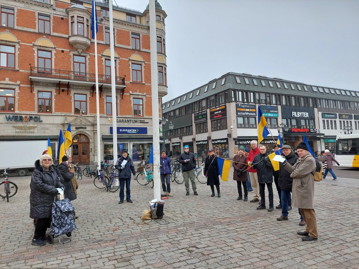 Tack alla som kom till dagens manifestation för #Ukraina på Stora torget i #Linköping!
#Måndagsrörelsen