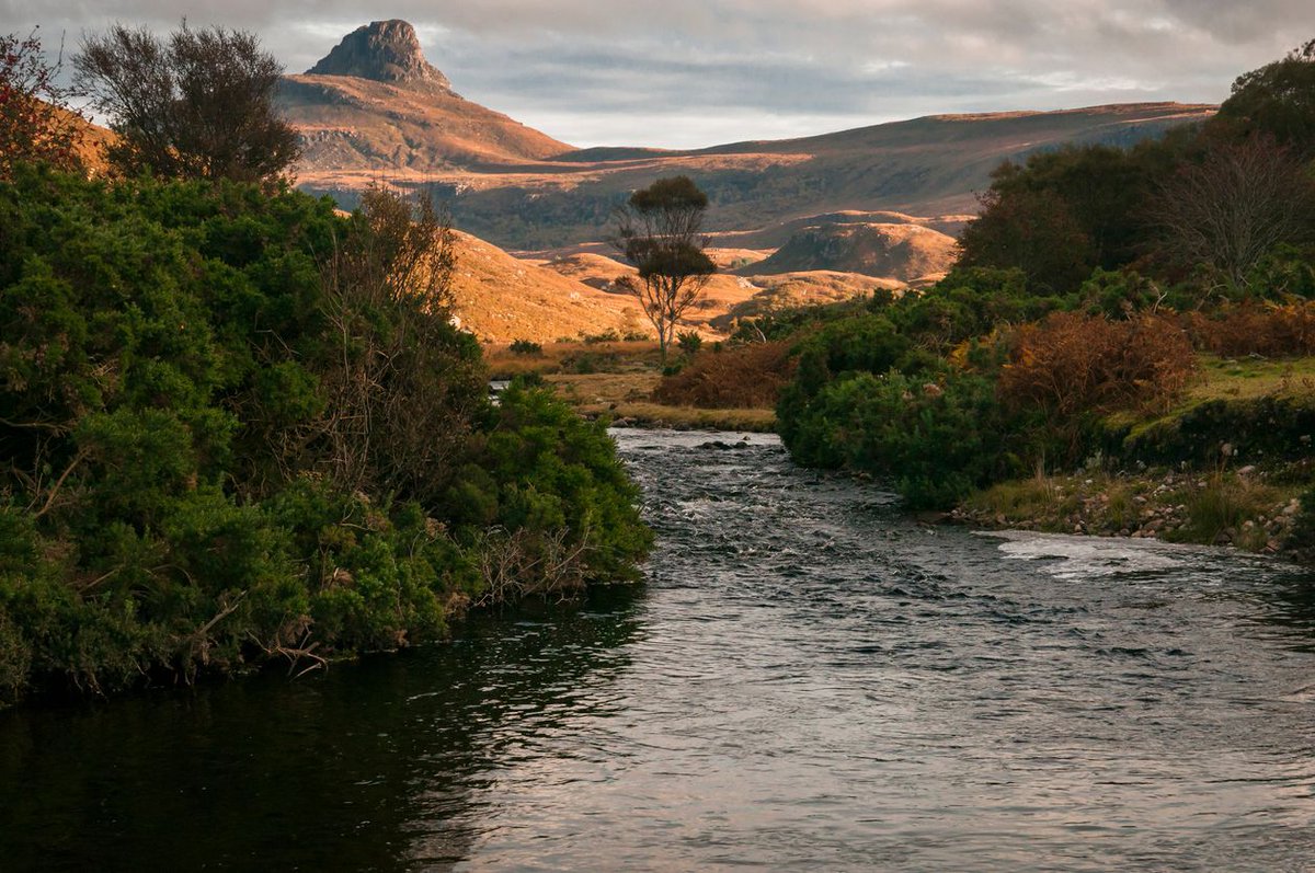 ScottishTours's tweet image. Have you tried to tackle the Stac Pollaidh (found in the Scottish Highlands)? You can see it in the distance in this photo, bathed in sunlight during the autumn season. 

#StacPollaidh #Scottishmountains #VisitScotland @VisitScotland