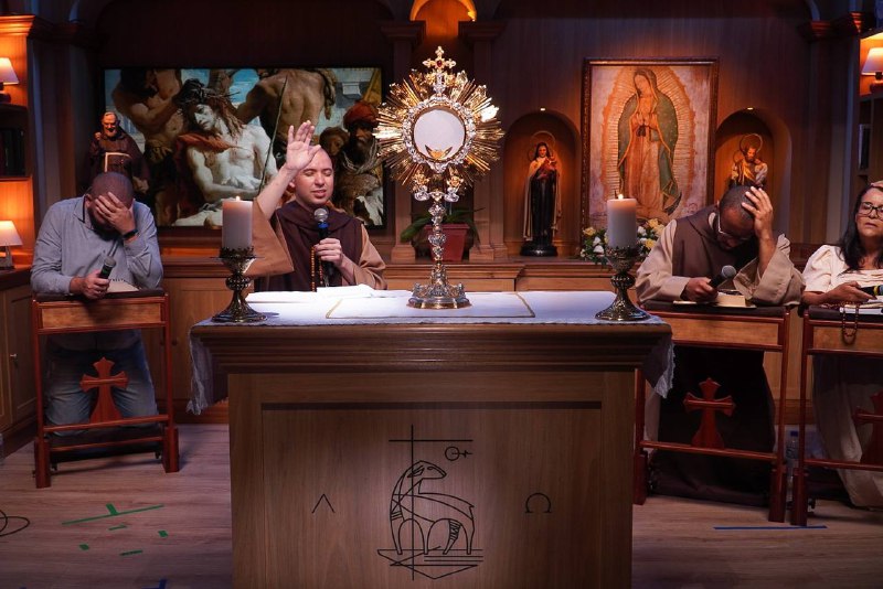 FreiGilsonCMES's tweet image. Começamos mais uma semana de Santo Rosário às 4h da manhã. Hoje foi lindo demais. Rezamos com mais de 1 MILHÃO e 300 mil pessoas ao vivo. Qual momento mais te marcou hoje???