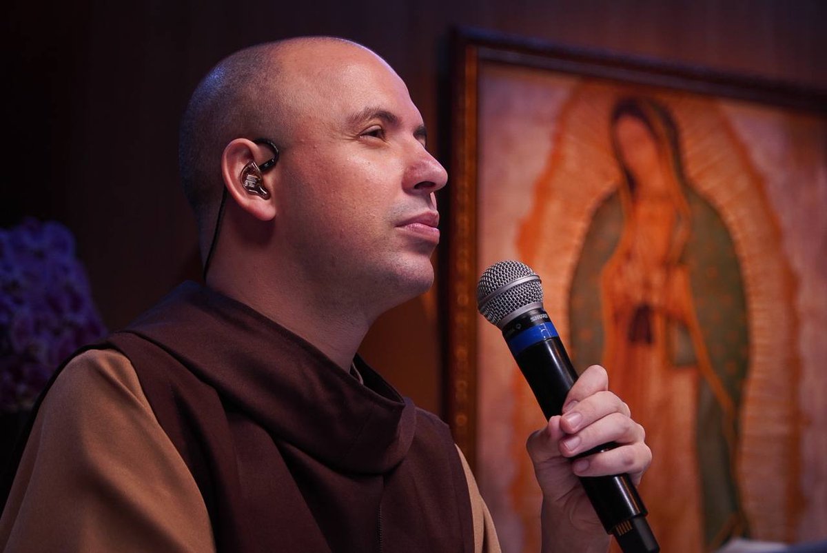 FreiGilsonCMES's tweet image. Começamos mais uma semana de Santo Rosário às 4h da manhã. Hoje foi lindo demais. Rezamos com mais de 1 MILHÃO e 300 mil pessoas ao vivo. Qual momento mais te marcou hoje???