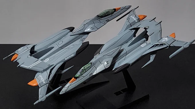 ビーストモードも全体的に怒り肩でマッシブになり、F-14や雷電のような雰囲気が出てきますね 