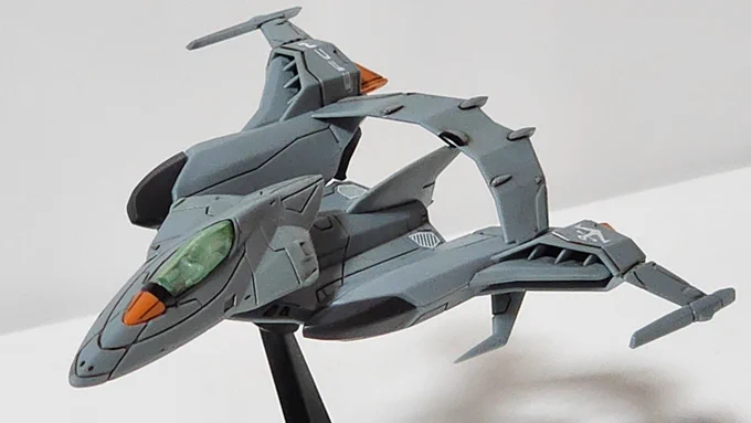 ビーストモードも全体的に怒り肩でマッシブになり、F-14や雷電のような雰囲気が出てきますね 