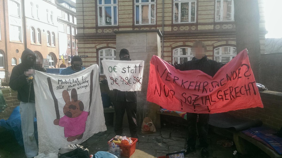 tkkgklima's tweet photo. +++ Die in der Blumenstraße in Gewahrsam genommenen Aktivist*innen sind jetzt wieder frei. Vier weitere Aktivist*innen befinden sich noch auf der Wache in Plön. +++
#B404 #A21 #stopptautobahnausbau #verkehrswendejetzt #turboklimakampf #ClimateJustice #climatejusticenow https://t.co/4sSroV3ZH2