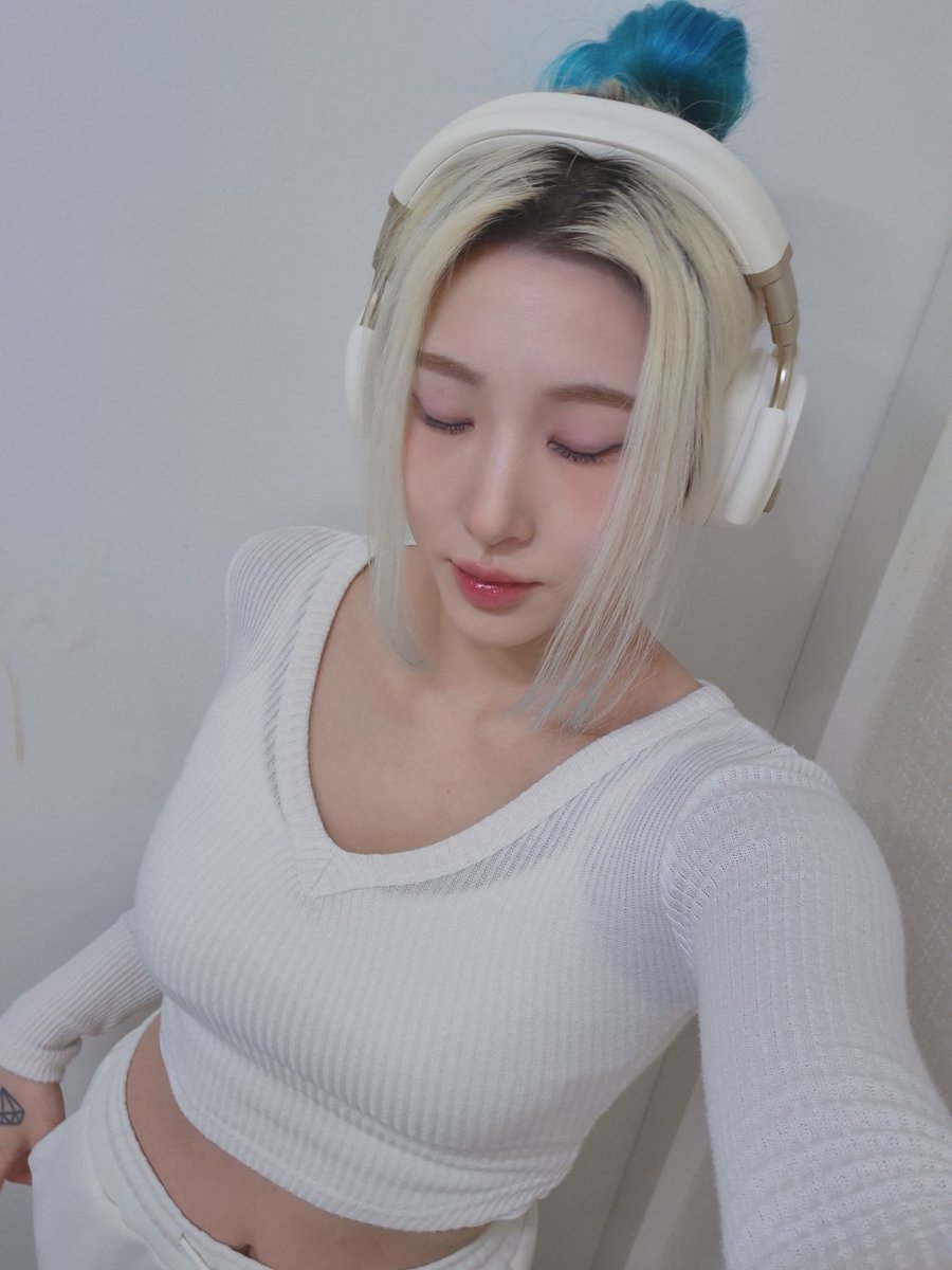 HyunJung0__0's tweet photo. #코스모스악기 #COSMOSMUSIC #Zildjian #Headphone #헤드폰 #ALCHEM_E_Perfect_Tune #최현정 #Choihyunjung #셀카 #셀피 #Selfie https://t.co/TVZx6i0k5o