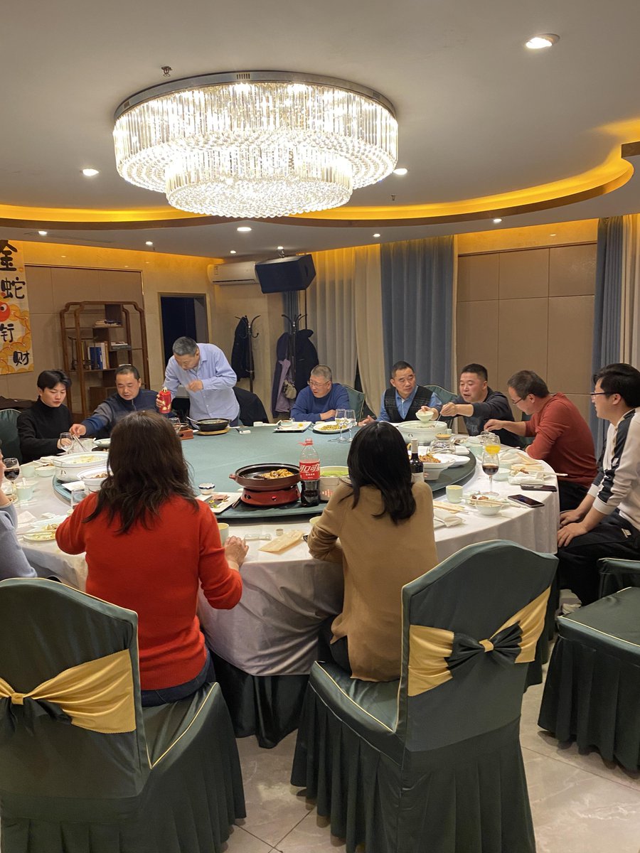 要和開心的人 ，一起幹飯 ，一起碰杯