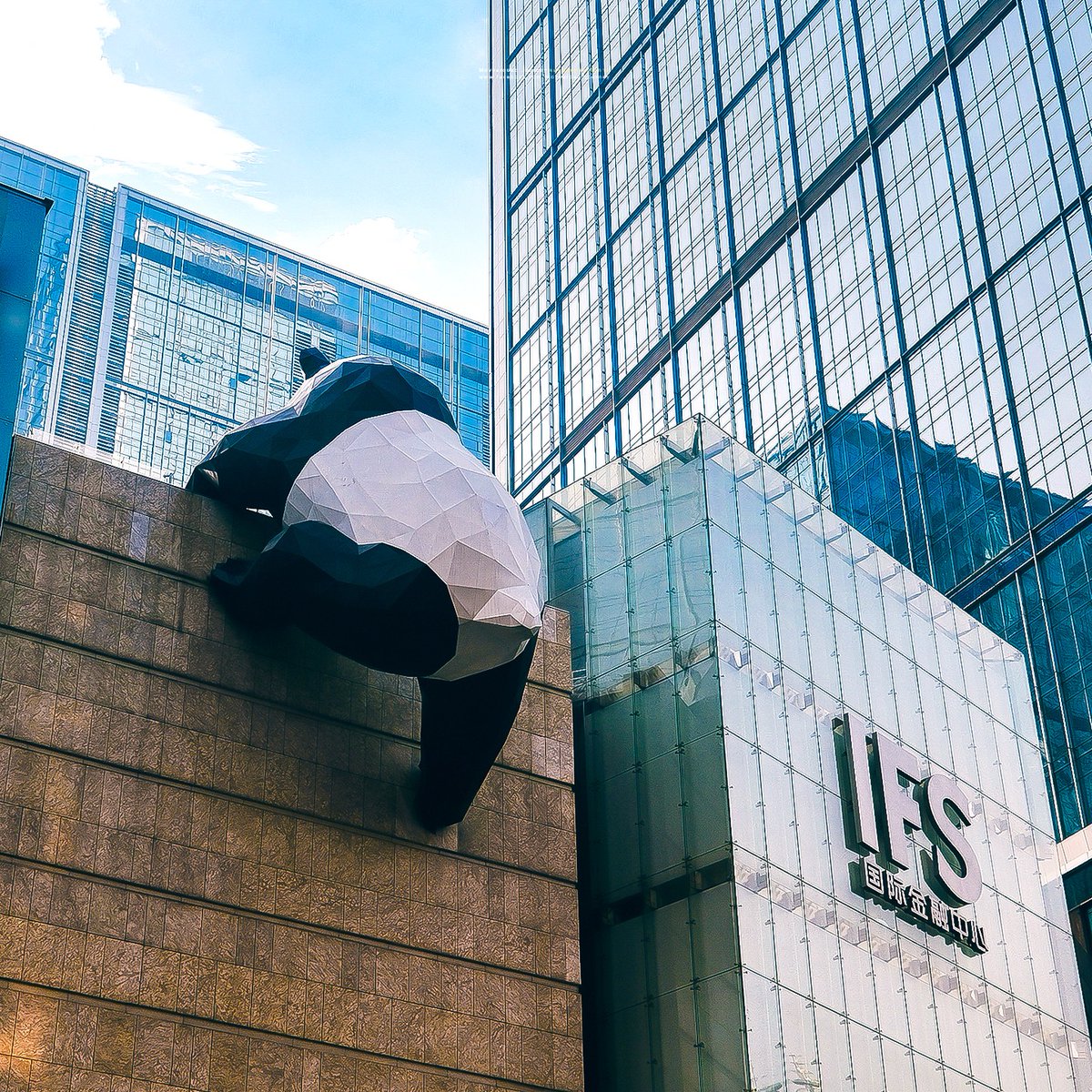 Chengdu นี่มันเมืองอะไรเนี่ย น่ารักเกินไปแล้ววว ทั้งเมืองเต็มไปด้วยแพนด้า แพนด้า และแพนด้า🐼
📷 Panda selfie ที่เมืองตูเจียงเยี่ยน
📷 ร้านชาบูหม่าล่าแพนด้า 玛歌庄园火锅
📷 ศูนย์อนุรักษ์หมีแพนด้า Chengdu
📷 แพนด้ายักษ์ปีนตึก IFS Building