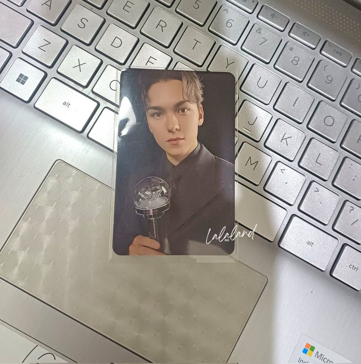lalanolimit's tweet photo. WTS carzone Vernon right here in jakarta

✅ Ready Kamar/INA (tinggal kirim)
✅ Incl packing
✅ Freebies
✅ CO🍊
📍 Jatim 
💲250 offer by dm ✅️

wts wtb want to sel want to buy svtb vernon seventeen photocard https://t.co/vB0SoHskKk