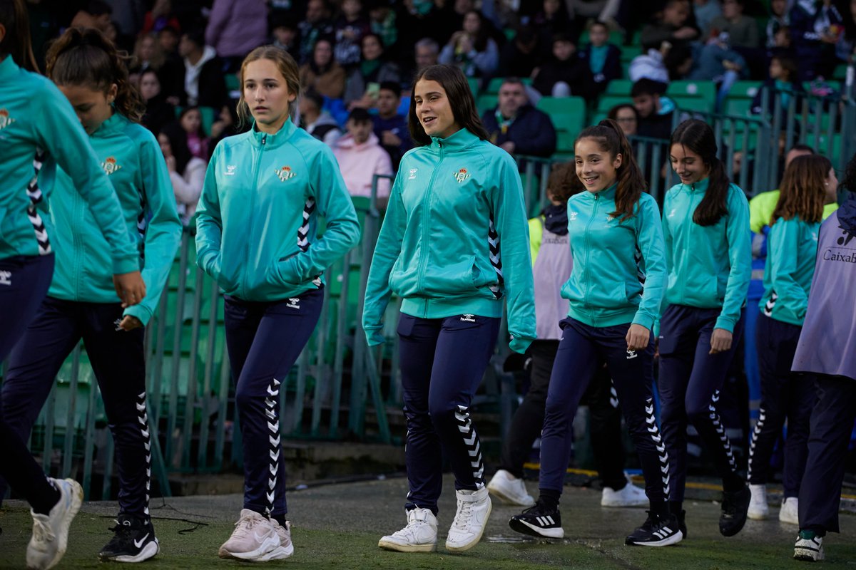 RealBetisFem's tweet photo. ¡Nuestra cantera, protagonista en el Benito Villamarín! 🏟️💚

Durante el descanso del #RealBetisLasPalmas, nuestras jóvenes promesas fueron presentadas como parte de los actos que el @RealBetis organiza en la #SemanaMujerBética 🎙️🙌🏼

#BetisFéminas https://t.co/s2ZGEcrDcv