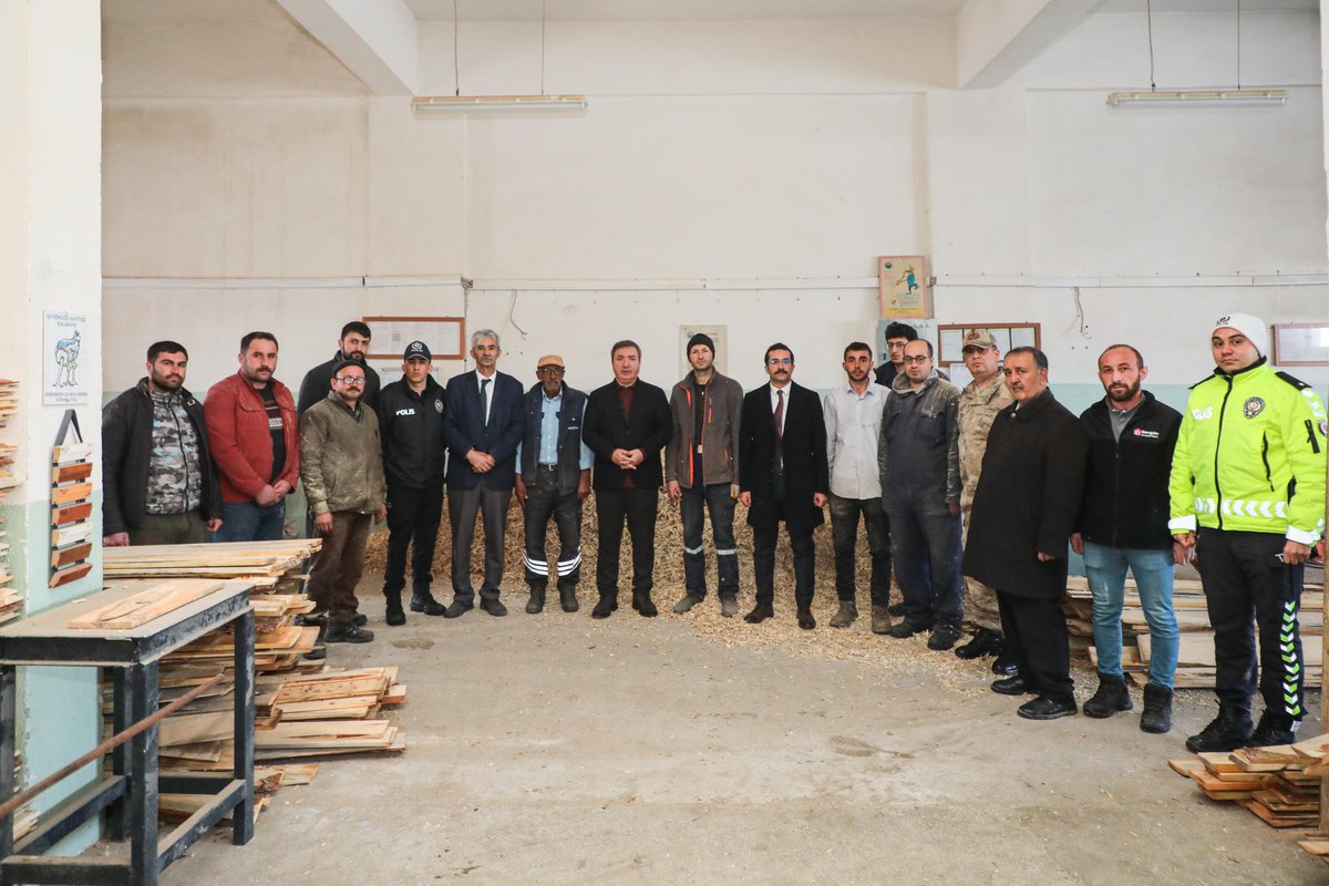 📍Refahiye

Valimiz Sn. Hamza Aydoğdu, Refahiye Kaymakamı Sn. Halil İbrahim Köroğlu ile birlikte, Refahiye ilçemizde faaliyete başlayan arı kovanı çıtası üretim atölyesini ziyaret etti.

Refahiye Kaymakamlığı öncülüğünde kurulan ve yılda 2 milyon arı kovanı çıtası üretimi