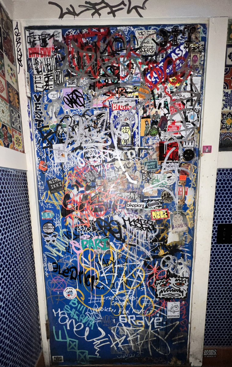 moonphaizer's tweet image. some cool graffiti i saw on my last trip to brooklyn