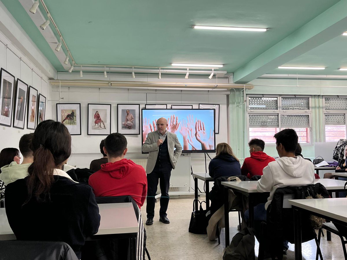 La Economía de la Conducta en el aula ♥️🧠

Hemos estado en el IES Luis Buñuel de Móstoles acercando a los estudiantes los sesgos cognitivos y su impacto en la toma de decisiones. 🤔📊

Gracias al centro y su equipo docente por hacerlo posible. ¡Seguimos divulgando! 💡