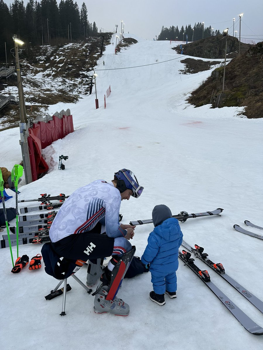 Had the opportunity to show the little one the best hill on the planet this past weekend. Prepping for World Cup Kvitfjell og Hafjell on true home soil 🐢💨 Old man winter not in full force, but great conditions nevertheless Marikollen Skisenter