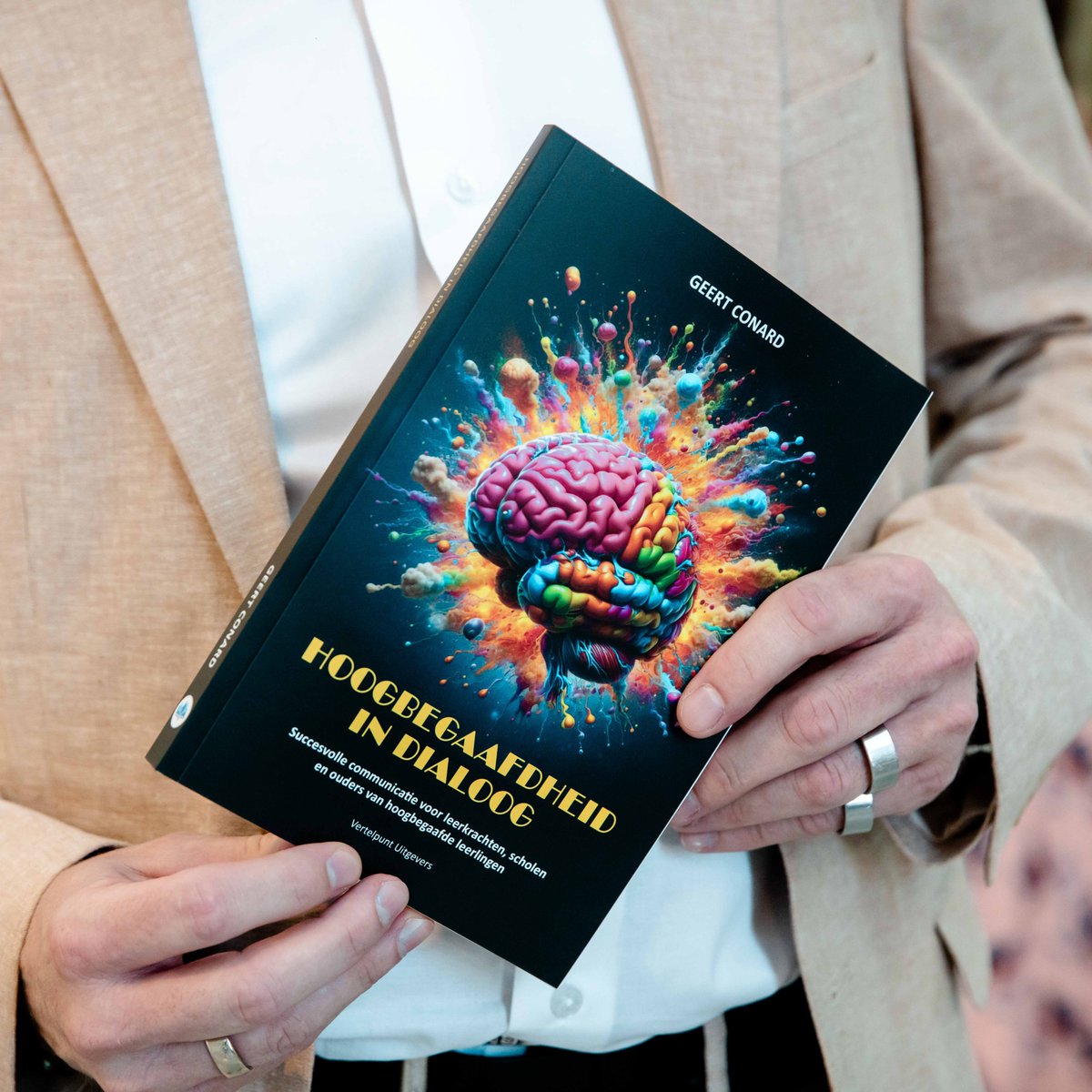 De #weekvandehoogbegaafdheid is een mooie gelegenheid om mijn boek "Hoogbegaafdheid in dialoog" nog eens in de kijker te zetten. Dit gaat over de vaak vastlopende communicatie tussen leerkrachten en ouders van hoogbegaafde leerlingen... en hoe dat te vermijden. #hoogbegaafdheid
