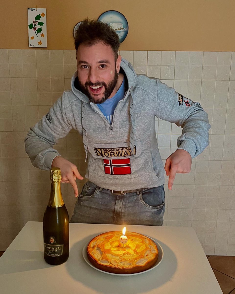 PaoloRX's tweet photo. 22 ore di festeggiamenti possono bastare? 
🎂🍾🥂🥳
Più che una festa di compleanno è stata un’intera giornata di festa passata con persone importanti.
Ma ho ricevuto tantissimi auguri che hanno arricchito la giornata con tanta positività e buon umore! 😌
Grazie davvero a tutti! https://t.co/QOp4SJgQms