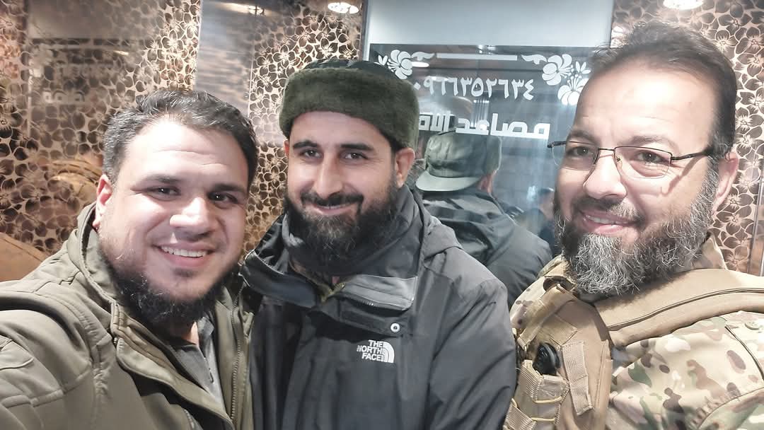 نبارك للأخ نسيم الخطيب "أبو جميل تفتناز" تعيينه قائداً للواء القوات الخاصة في فرقة #إدلب 
يتميز بالهدوء والحنكة والقدرة على قيادة المعركة وتحمل الضغط الشديد بكل وعي واتزان
يهتم برفع السوية العسكرية والبدنية للمقاتلين والاهتمام بتطوير السلاح والاستفادة من كل النواحي التقنية