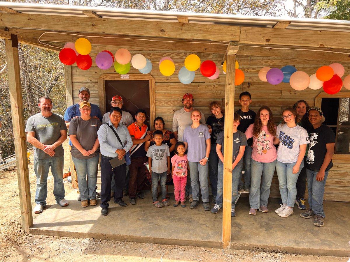 CasasporCristo's tweet photo. There are 13 builds going up this week across all of our locations! #casasporcristo #buildandserve https://t.co/z142p5HU6y