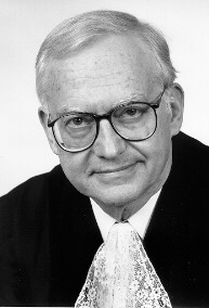 Happy birthday to H.E. Stephen M. Schwebel! Known as the “father of the Jessup” for establishing the competition, he served on the International Court of Justice from 1981–2000 and as the Court’s President from 1997-2000.