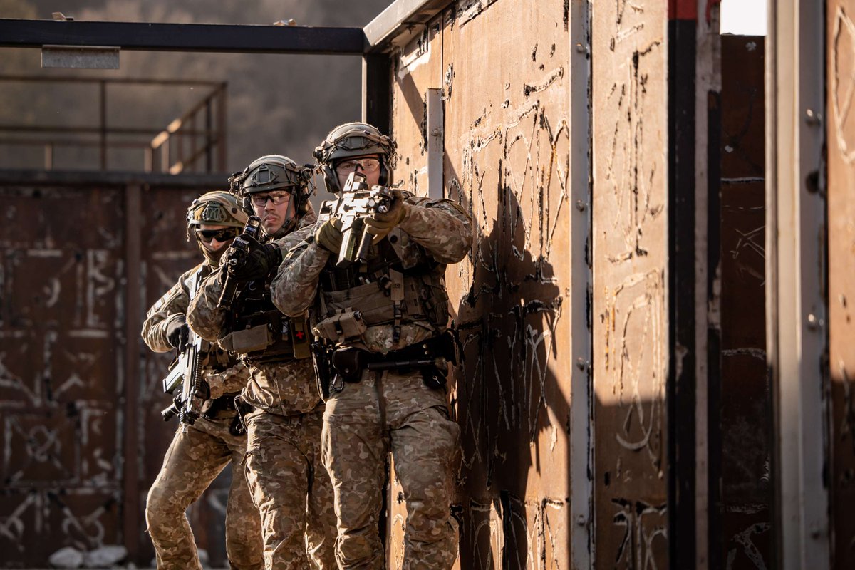 US_EUCOM's tweet image. **Allied Spirit: Strength in Unity! 💪🌍** Troops from 10+ nations train together, building a lethal, ready force to support NATO deterrence. #agility #dynamicsecurityenvironment #transatlanticbond #alliancemilitaryTrainingandreadiness