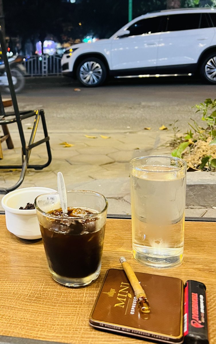 Làm củ khoai xong làm ly cafe về làm việc tiếp cho có ý tưởng, tự nhiên em gái quán dúi cho tờ giấy này… Không biết em nào gửi mà căng thế nhỉ? 🤔🤣