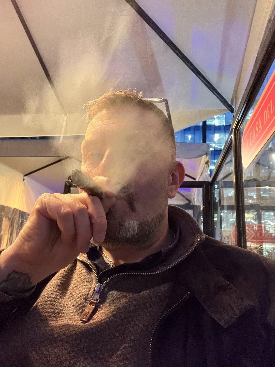 dynamite_jonny's tweet image. A wonderful week off which included a fabulous trip to the beautiful and vibrant city of Edinburgh. This was all topped off with a visit to the stunning @puffinroomsedinburgh where a terrific hour was spent enjoying a Hoyo De Monterrey Epicure No.2. #cigar #cigarsociety