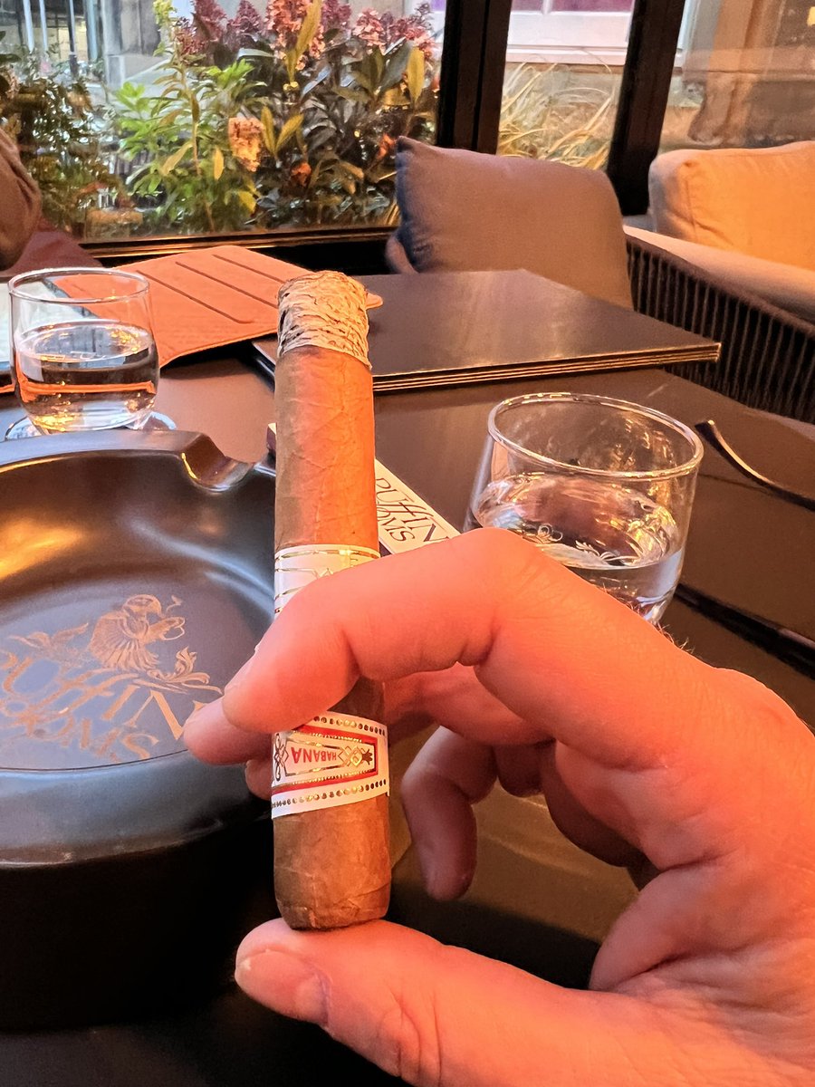 dynamite_jonny's tweet image. A wonderful week off which included a fabulous trip to the beautiful and vibrant city of Edinburgh. This was all topped off with a visit to the stunning @puffinroomsedinburgh where a terrific hour was spent enjoying a Hoyo De Monterrey Epicure No.2. #cigar #cigarsociety