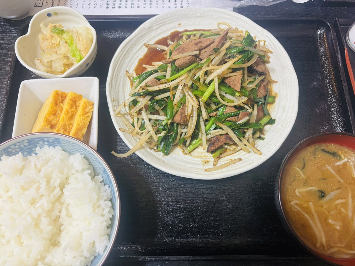 昨日1日研修を頑張った後のご飯は、たまに行く定食屋さんのレバニラ定食✨レバニラって苦手だったけど、大人になり克服？ここのだけかな？めちゃくちゃ美味しかったー♪
そして、昨日膝ロック介助の練習を頑張った私の今日の体は…筋肉痛だ😭頑張った証拠かなぁ笑
