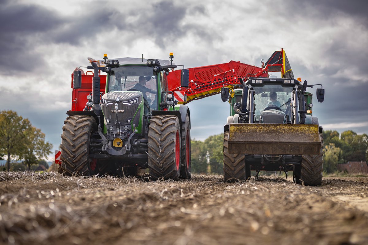 #PotatoMonday
Here in the field near Hanover: the EVO 280 
This 2-row, offset-trailed potato harvester scores with an 8-ton bunker capacity and for high yield in separation and output. Efficient harvesting at the highest level. 💪

#GRIMMEGroup #potatomonday #evo280 #harvester