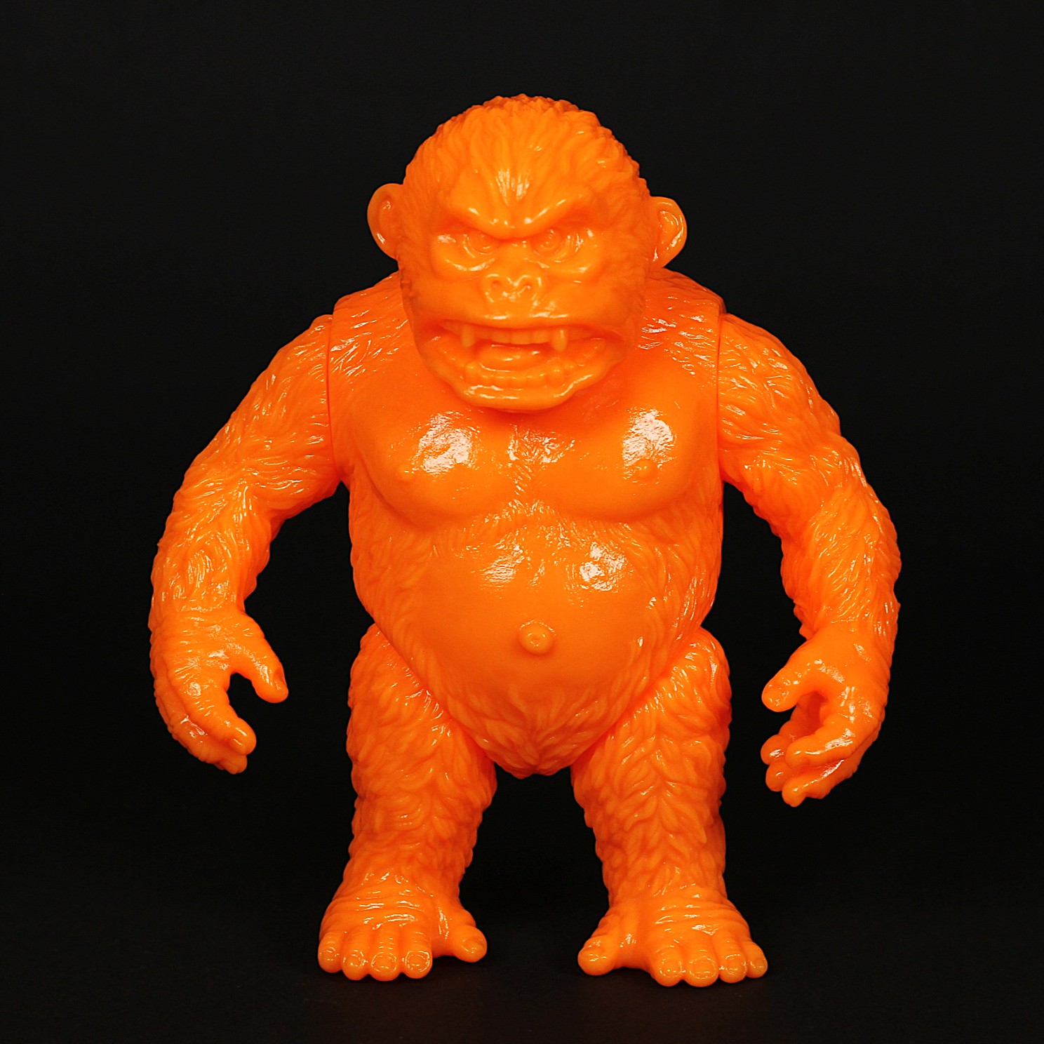 ソフビ　ゴモラ-One up.限定珍しく普通っぽいカラーー Amazon.co.jp: MAXTOY ゴモラ ブラック x ゴールド One up. 限定
