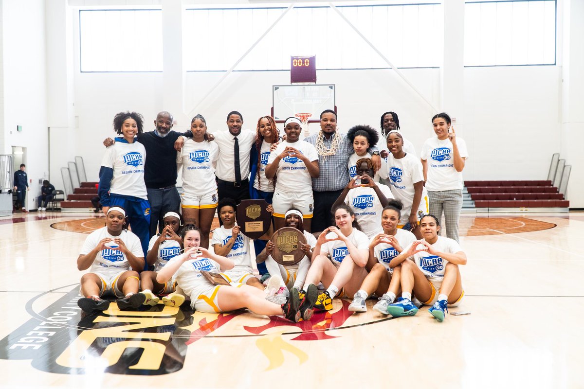 CoachMike_Seney's tweet photo. Since 2015 in Region XX there has been one constant... 

January
February
Mike Seney
April
May

10 straight Region XX Championships 140-0 vs Region XX opponents during this 10 year run.. The ⭕️>>> https://t.co/9ZbAN8FfTy