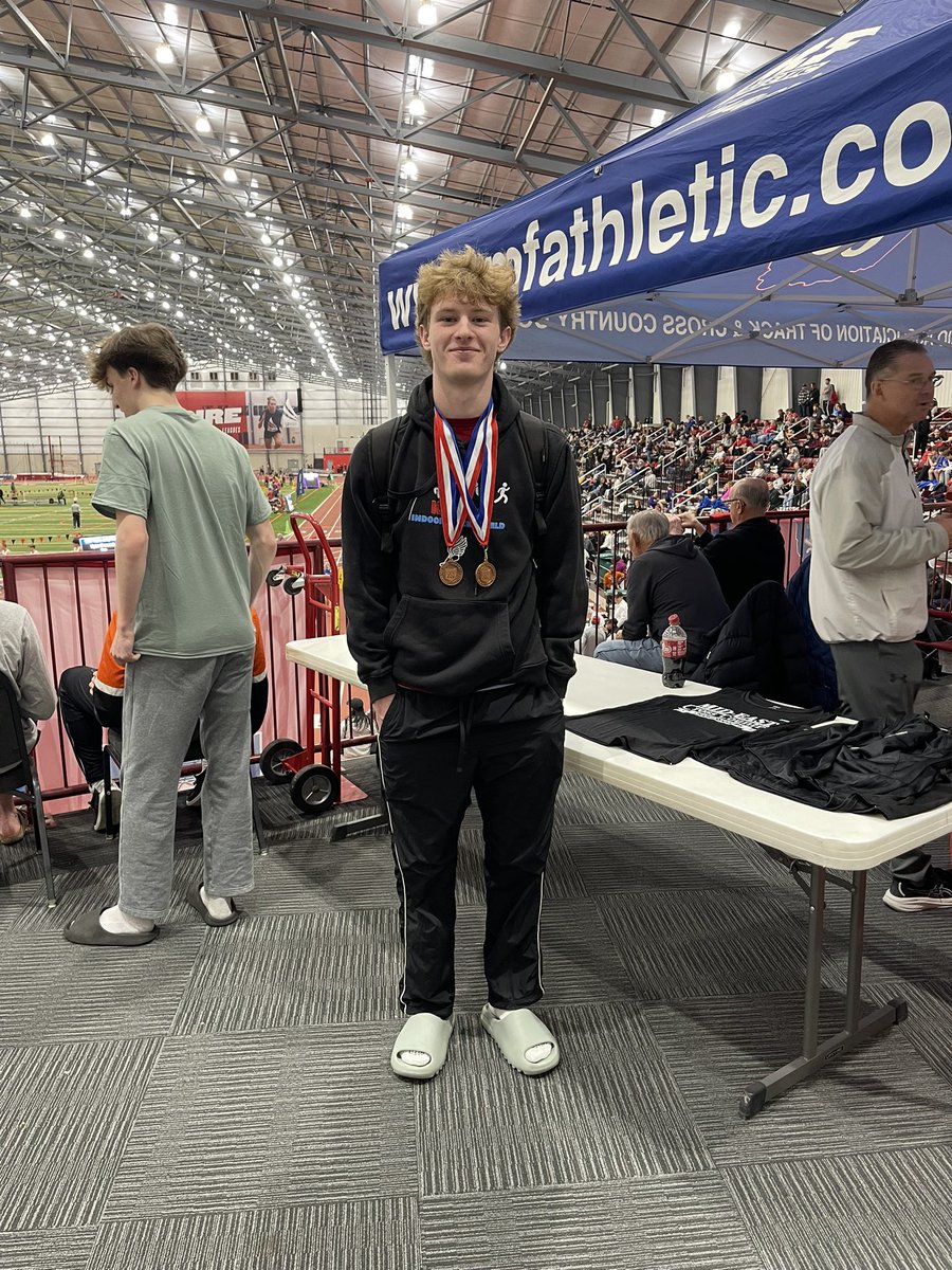 Indoor season comes to an end 
5th in the STATE D1 4x200   1:30.52
8th in the STATE D1 high jump 6’3
20th in the STATE D1 long jump 20-7

NB NATIONAL qualifying time in 4x200

🚨 Broke a school record every meet🚨