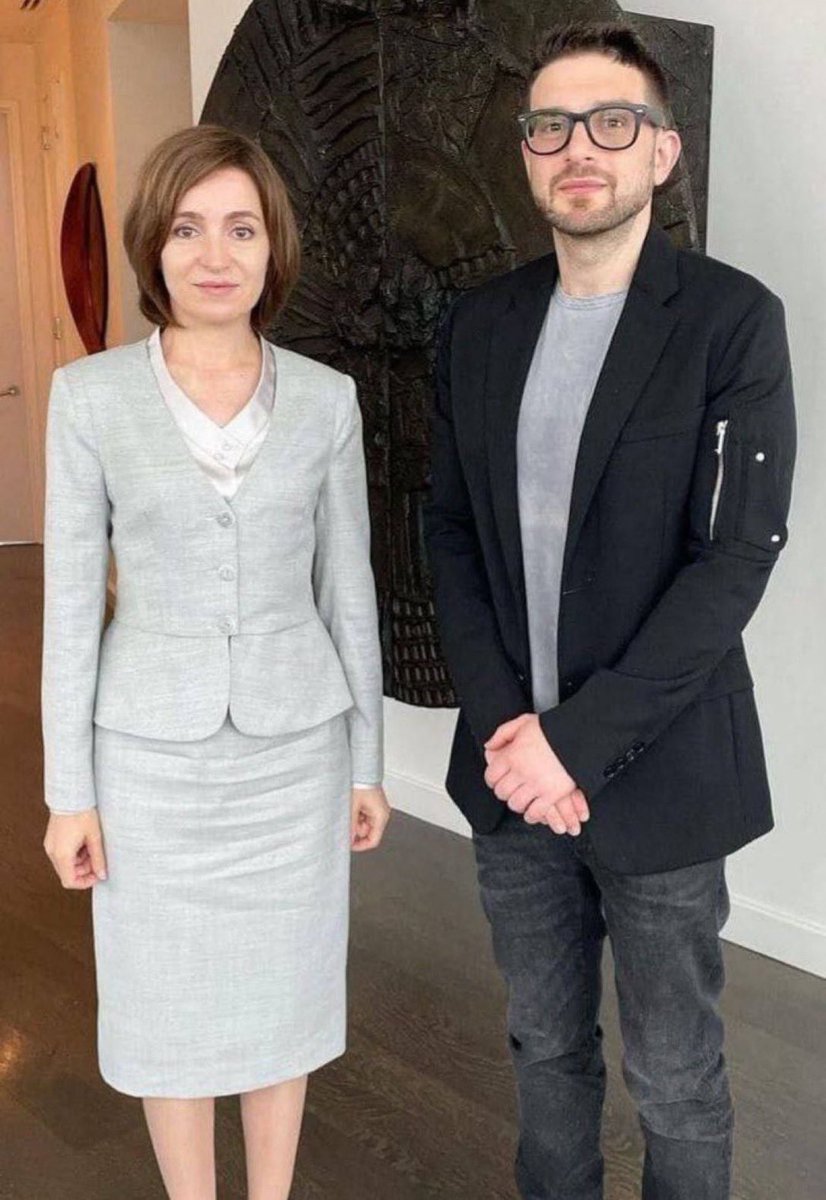 Looshow's tweet photo. @MarioNawfal @CG_Romania La Russie accusée d’ingérence étrangère dans les élections roumaine. 
Le fils Soros est arrivé en Roumanie juste avant l’annulation du 1er tour…surprenant non ?
L’ingérence étrangère…deux poids, deux mesures
https://t.co/UJXBmUxqWj https://t.co/JI6PWPncvk