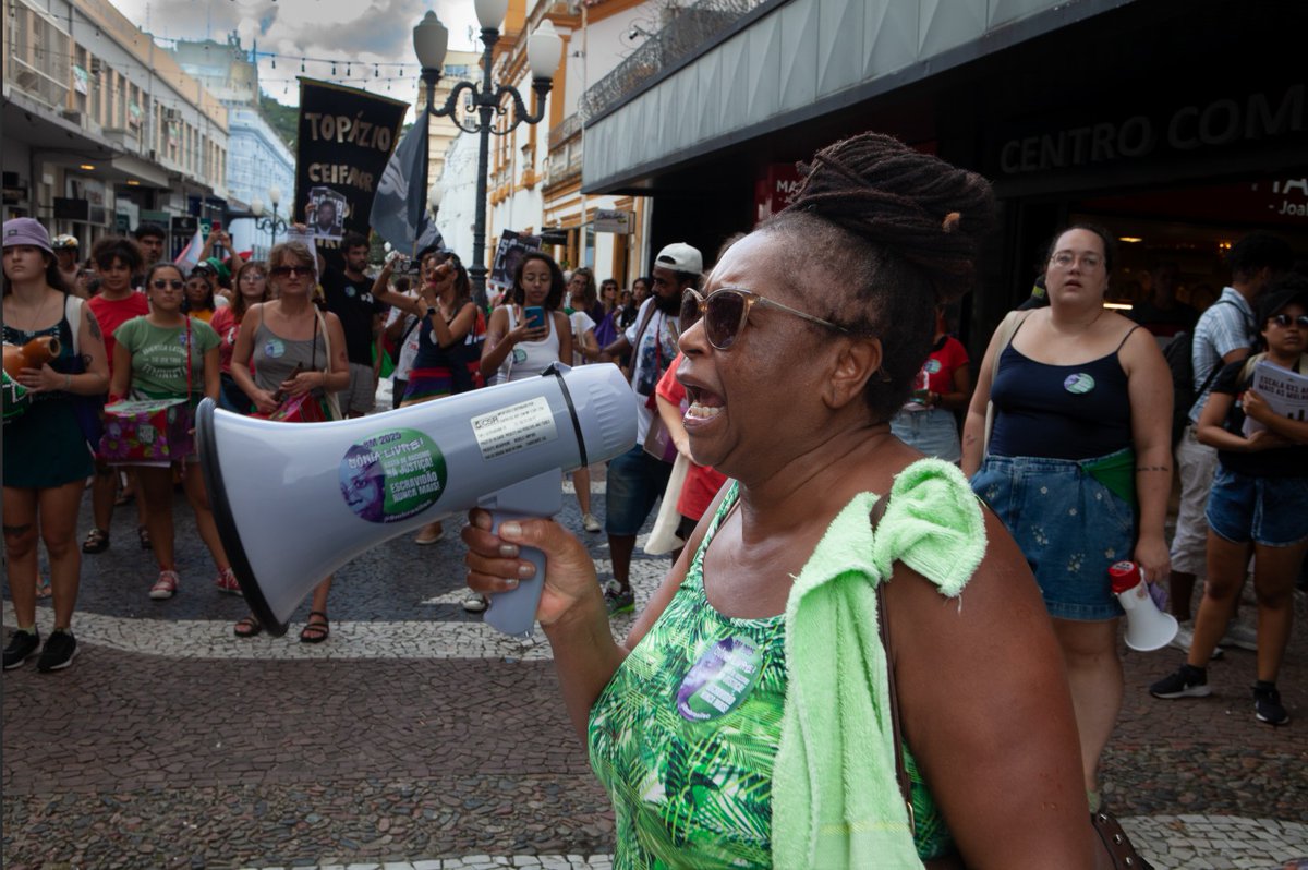 PortalCatarinas's tweet photo. Sonia Maria de Jesus, mulher negra de 51 anos com deficiência auditiva, foi resgatada em 2023 em condições análogas à escravidão. A justiça determinou que ela retornasse ao mesmo ambiente.
#SoniaLivre é o grito do #8MSC com concentração hoje (10) às 16h na Praça Tancredo Neves. https://t.co/DQ32ctMYGa
